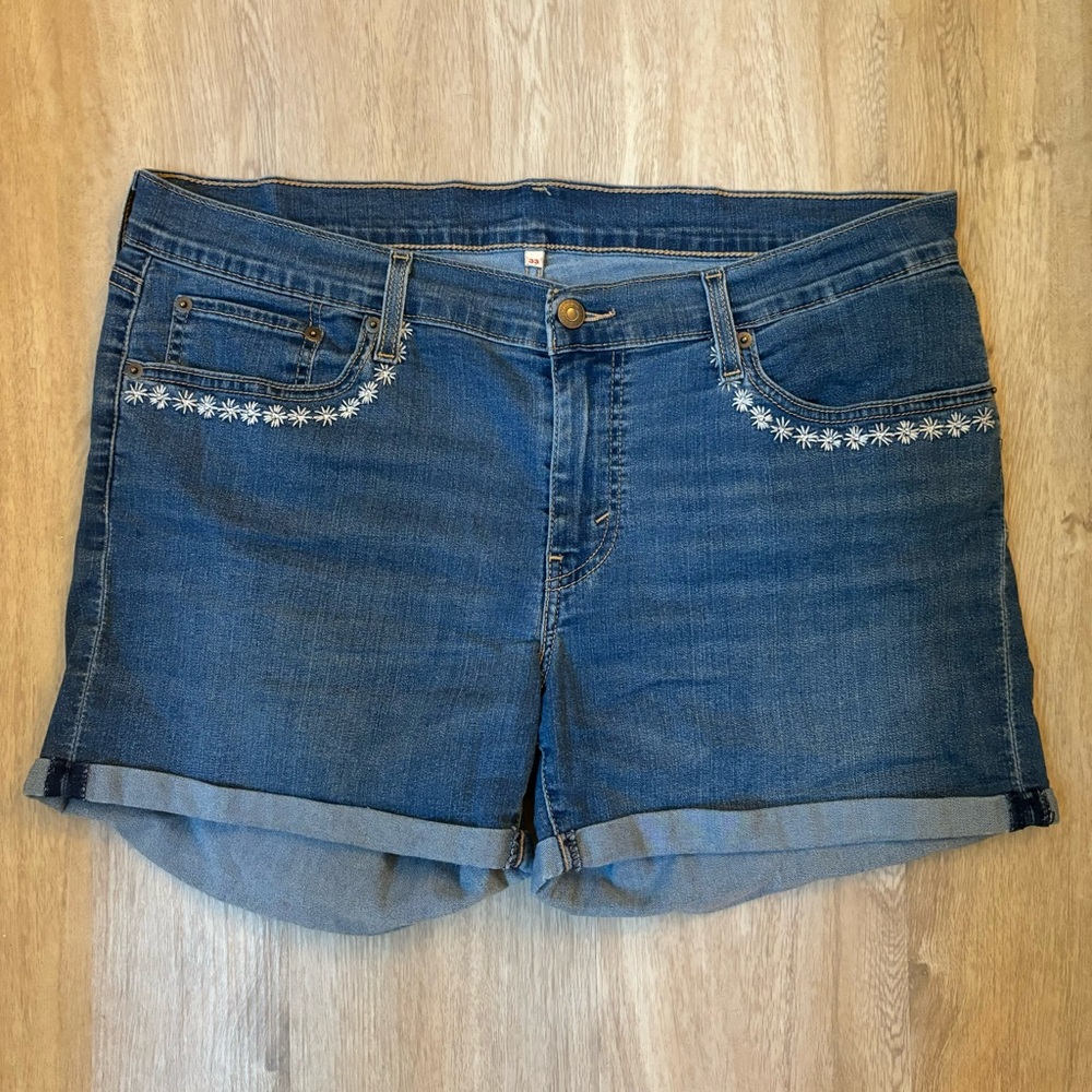 Levi’s Denim Floral Embroidered Shorts size 33